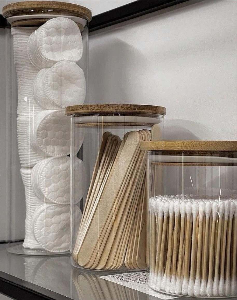 Detalj prostora salona Val Beauté s posudama za pribor